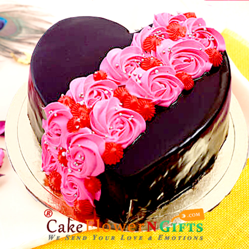 half kg eggless designer roses on heart chocolate cake