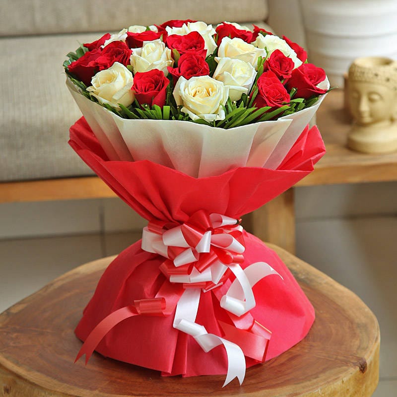 25 red white roses bouquet